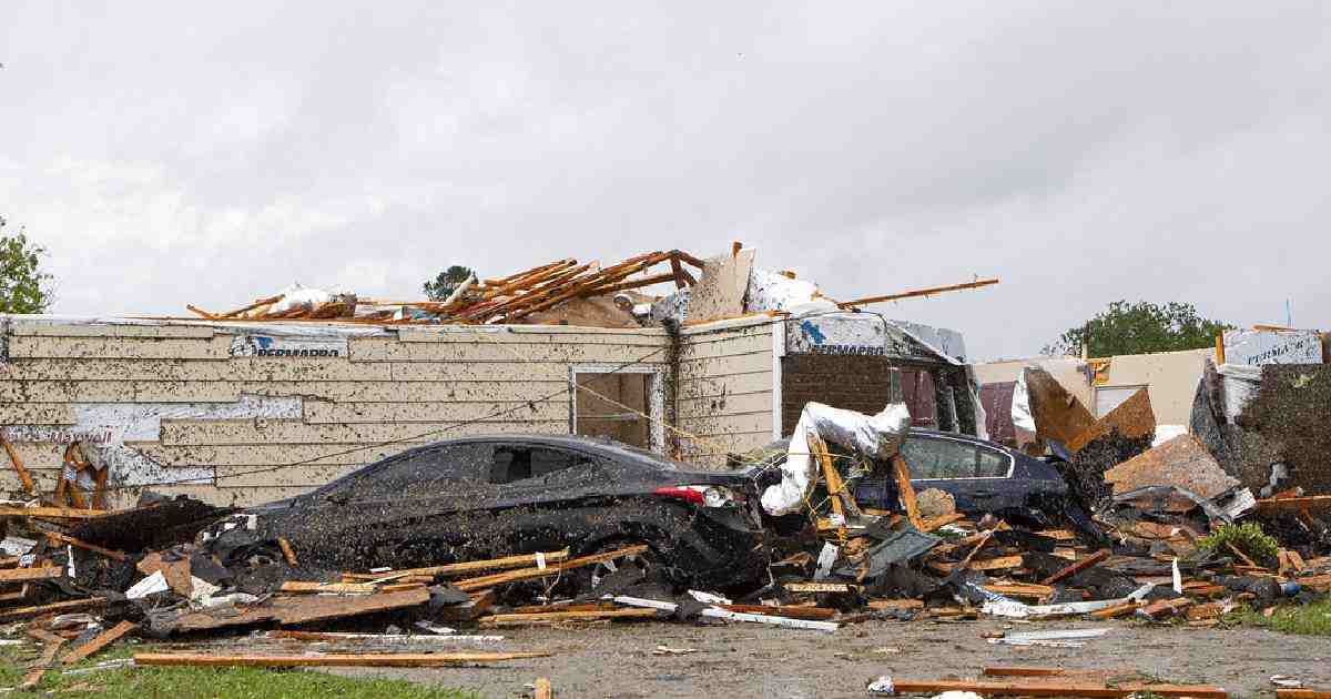 Easter storms , sweep South , killing at least 6 in Mississippi , Mississippi